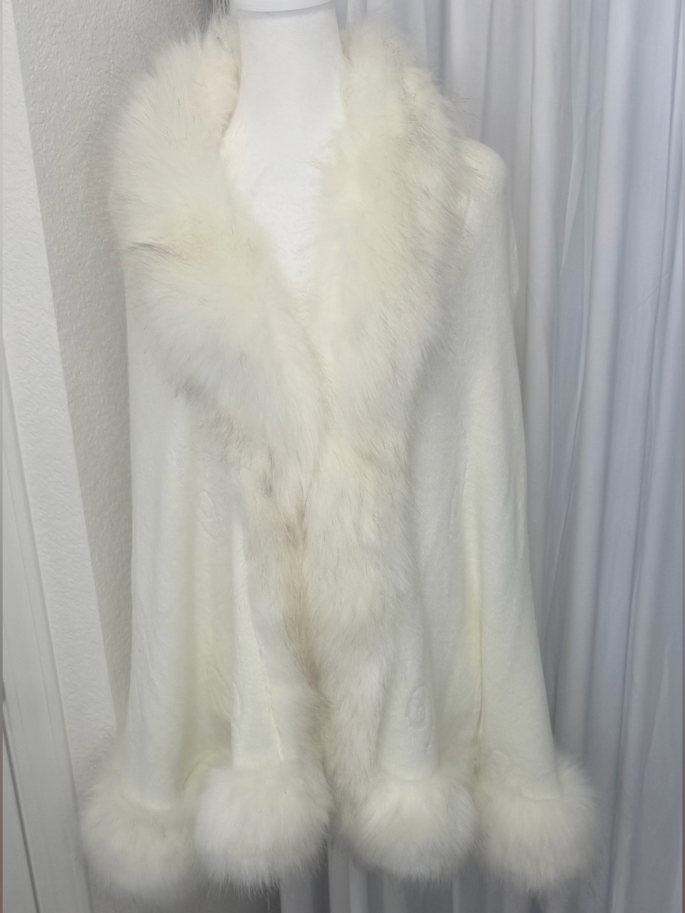 Ivory White Faux Fur Trimmed Evening Wrap Cape Woven Pattern O/S